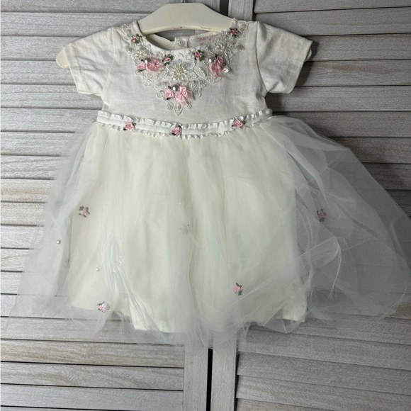 Tickled Pink Vintage White Floral Embroidered Baby Dress. Size 12/18 Months - Picture 1 of 5